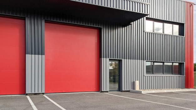 Unidad industrial moderna con dos puertas enrollables rojas