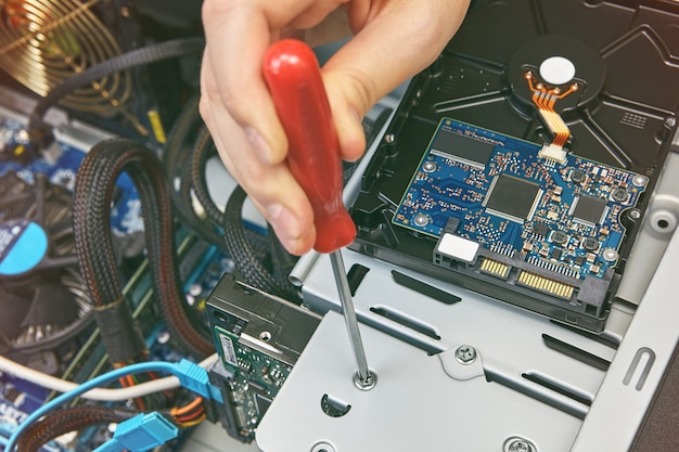 Foto la unidad interior del sistema del disco duro de la computadora se fija con un tornillo