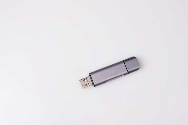 Una unidad USB sobre un fondo blanco.