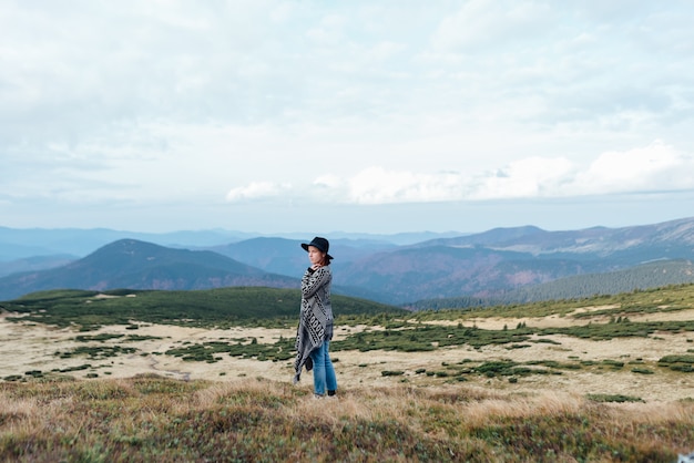 Unidade com a natureza, caminhadas no topo das montanhas