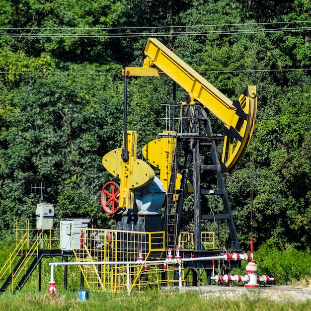 Foto unidade de bombeamento como a bomba de óleo instalada num poço