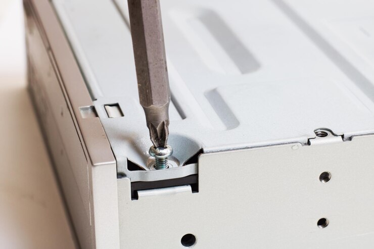 Unidade de disco de computador desmontada em fundo branco