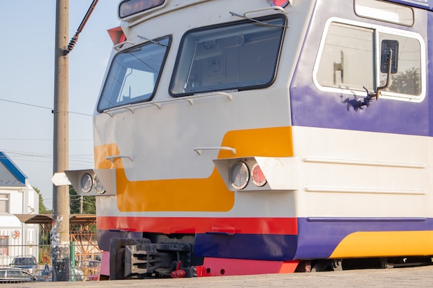 Unidade elétrica na estação. Trem do anel de passageiros. Trem da cidade de Kiev. Um tipo de transporte público em Kiev, em uma rota circular dentro do entroncamento ferroviário de Kiev.