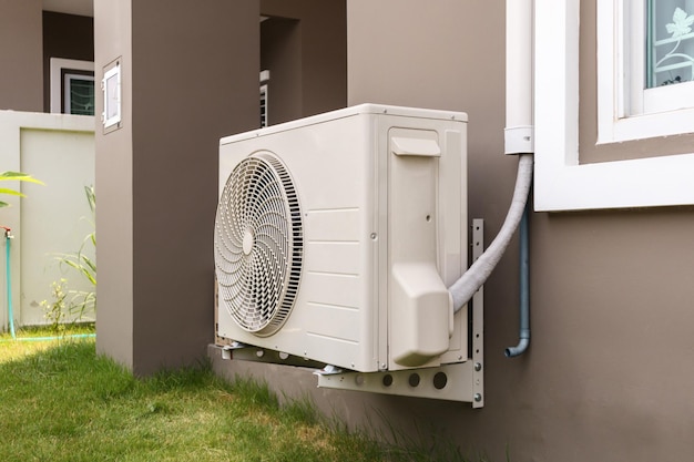 Unidade externa do compressor de ar condicionado instalada fora de casa