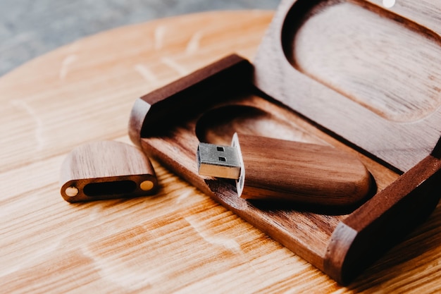Unidade flash USB de madeira em uma caixa de madeira maciça Handwork