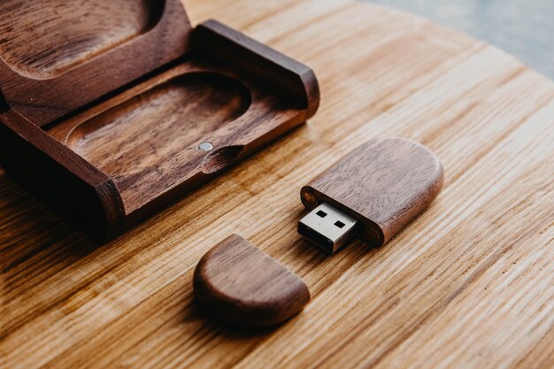 Unidade flash usb de madeira em uma caixa de madeira maciça handwork