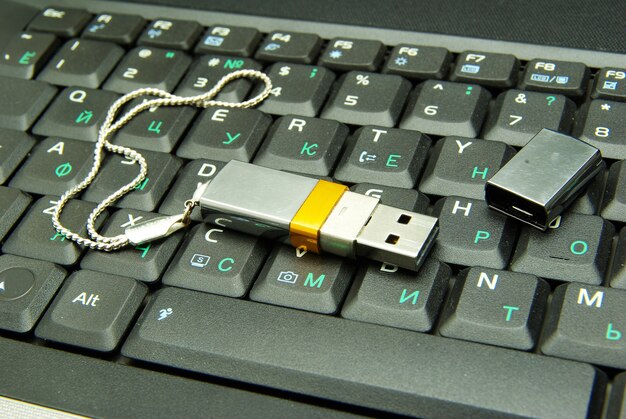 Foto unidade flash usb no teclado