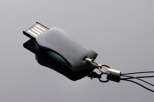 Unidade flash usb para computador dobrado em um plano de fundo preto