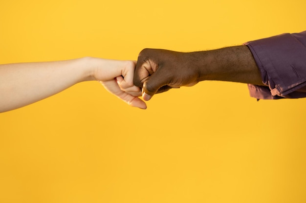 Foto unidade inter-racial tolerância racial sociedade diversa amizade multiétnica homem multirracial mulher branca