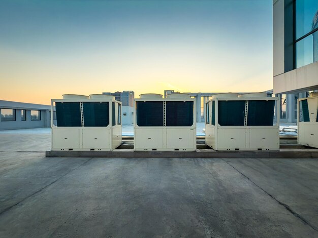 Unidades de aire acondicionado en el techo contra el cielo al amanecer