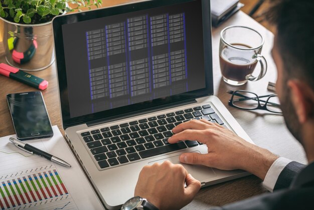 Unidades de almacenamiento de servidores informáticos en la pantalla de un portátil