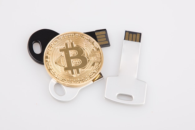 Unidades flash USB en forma de clave con bitcoin dorado