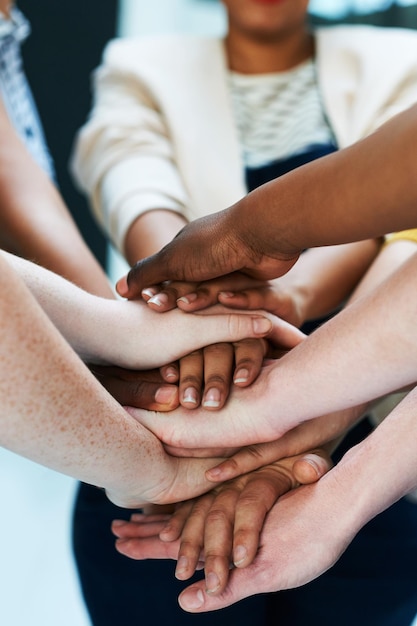 Unidos em equipe Foto de um grupo de pessoas juntando as mãos