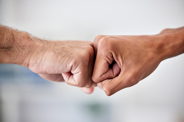 Unidos na vitória e no sucesso alcançando objetivos trabalhando juntos como uma comunidade Closeup de homens de negócios batendo as mãos no escritório Acolhendo a promoção ou o apoio a um colega