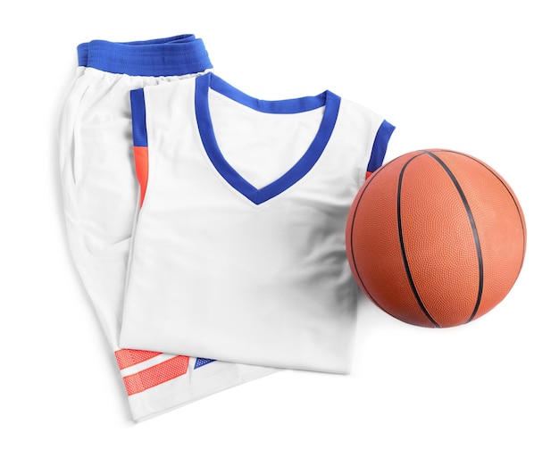 Uniforme de baloncesto y pelota en la vista superior de fondo blanco