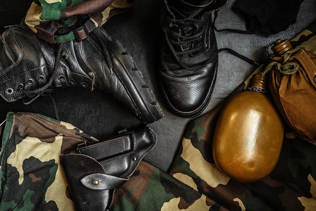 Uniforme de camuflaje militar y botas.