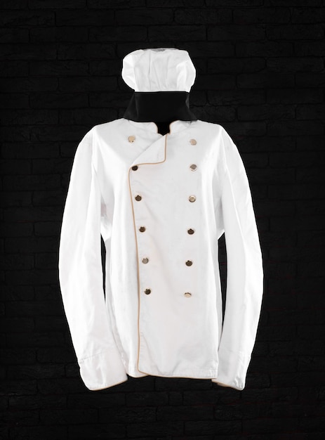 uniforme de chef blanco en maniquí aislado en fondo negro