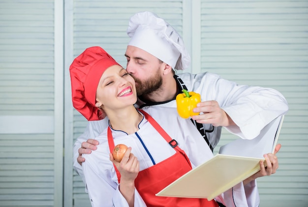 Uniforme de cocinero vegetariano de amor real Dieta vitamina culinaria feliz pareja enamorada de la comida saludable hombre y mujer chef en el restaurante Cocina familiar en la cocina hombre besar a la mujer con pimiento dulce