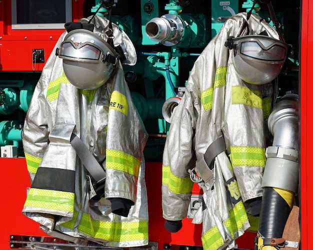 Foto uniforme de bombeiro prateado