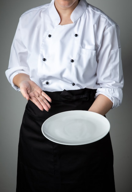 Uniforme de chef com prato vazio branco - presente promoção de restaurante