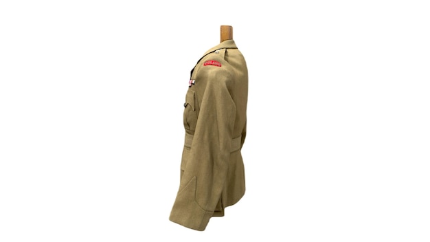 Un uniforme del ejército británico ww2 con el nombre raf en el frente.