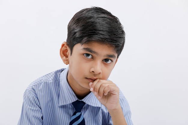 Uniforme indiano indiano / asiático menino bonito da escola que veste o uniforme