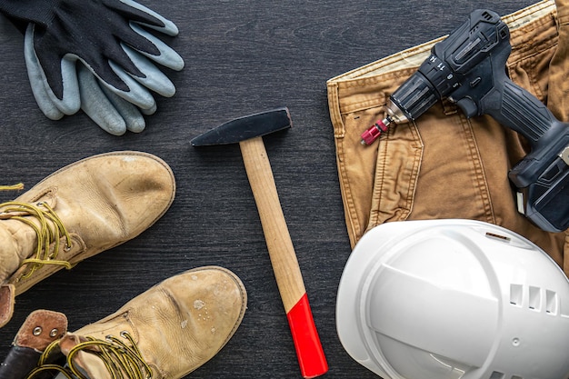 Uniforme de trabajador de ropa de constructor sobre fondo de madera endecha plana