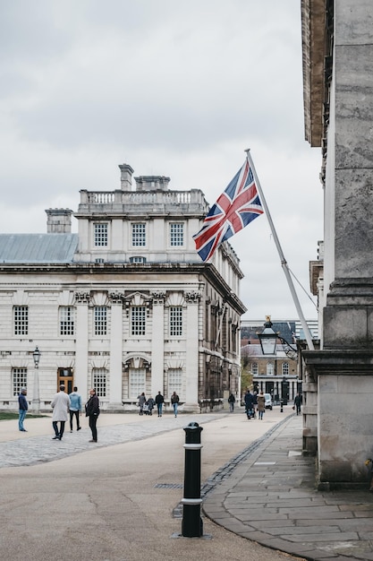 Foto union jack-flagge auf dem gebäude der universität von greenwich in london, großbritannien
