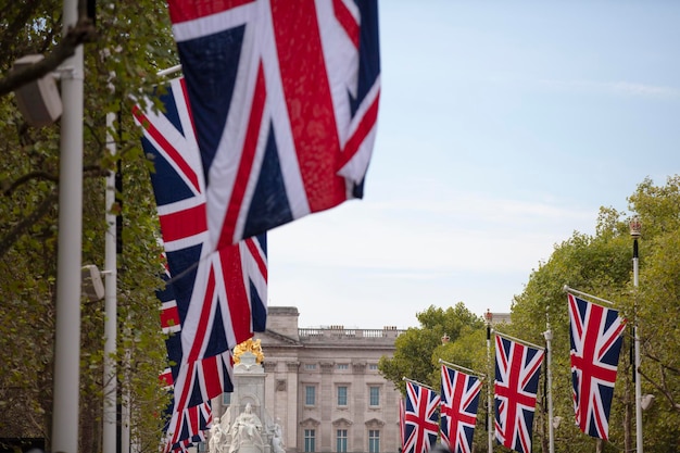 Union jack-flaggen entlang der mall im zentrum von london