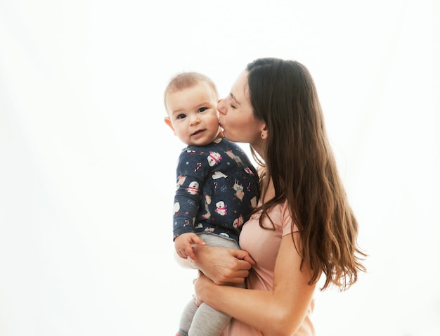 Una unión de madre y bebé juntos aislados sobre fondo blanco