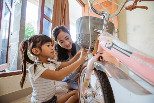 Unión de madre e hija instalando una canasta