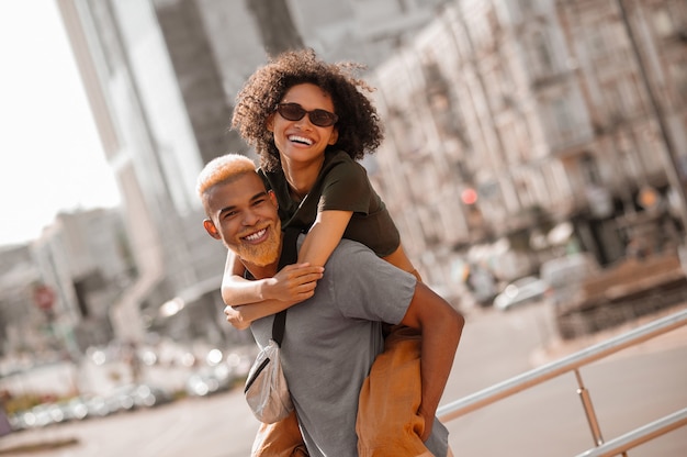 Unión. Una pareja en la calle de la ciudad con aspecto positivo.