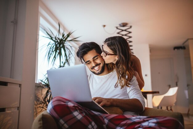 Unión de pareja joven en casa