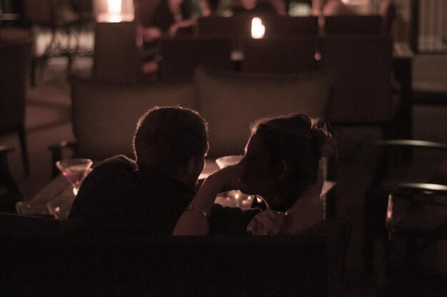 Foto la unión de la pareja en el restaurante