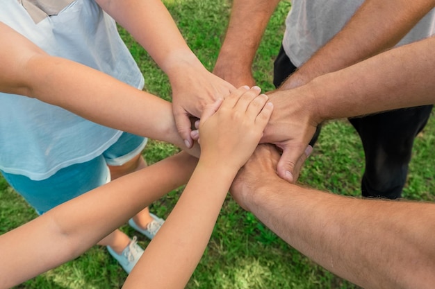 Unirse como un equipo Trabajo en equipo de negocios Un grupo de amigos multirraciales se reúnen juntos Diversidad de personas Asociación comunidad de voluntarios Diversos socios multiétnicos Vista superior