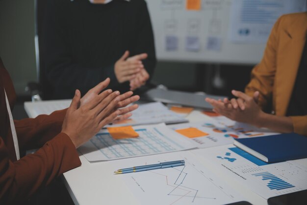 Unirse mano a mano para el trabajo, la unión, la mano para los negocios y el servicio, el voluntariado en equipo o el trabajo en equipo, el concepto de conexión de la comunidad y la caridad, el grupo de participación de la fuerza de trabajo empresarial.