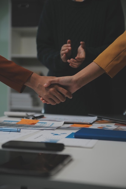 Unirse mano a mano para el trabajo, la unión, la mano para los negocios y el servicio, el voluntariado en equipo o el trabajo en equipo, el concepto de conexión de la comunidad y la caridad, el grupo de participación de la fuerza de trabajo empresarial.