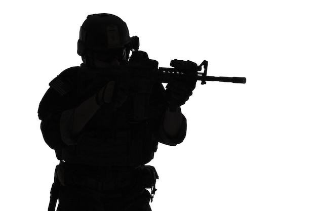 United States Marine Corps Special Operations Command Marsoc Raider mit Waffe mit dem Ziel einer Waffe. Silhouette von Marine Special Operator weißer Hintergrund