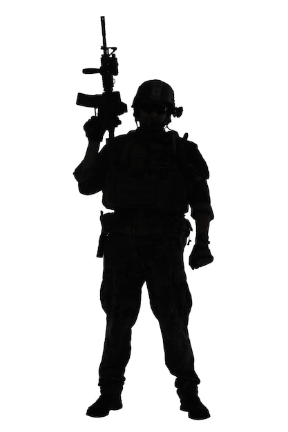 Foto united states marine corps special operations command marsoc raider mit waffe. silhouette von marine special operator weißen hintergrund ganzkörper