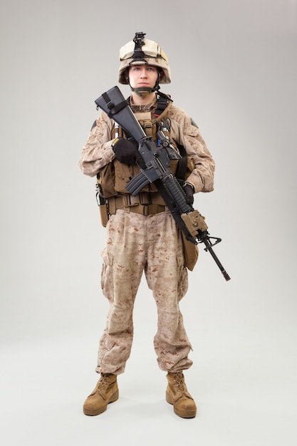 United States Marine Corps Spezialoperationen befehlen Raider mit Waffe. Studioaufnahme