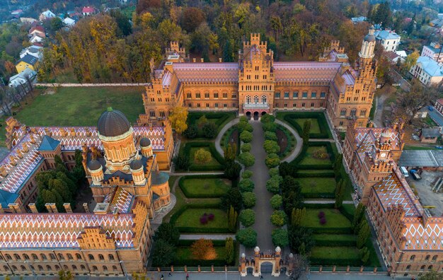 Universidad antigua en Chernivtsi desde una altura.