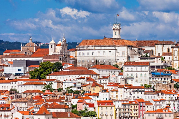 La Universidad de Coimbra es una universidad pública en Coimbra, Portugal. Establecida en 1290, es una de las universidades más antiguas del mundo.