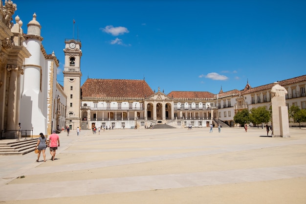 Universidad de Coimbra y su gran plaza en el cielo azul