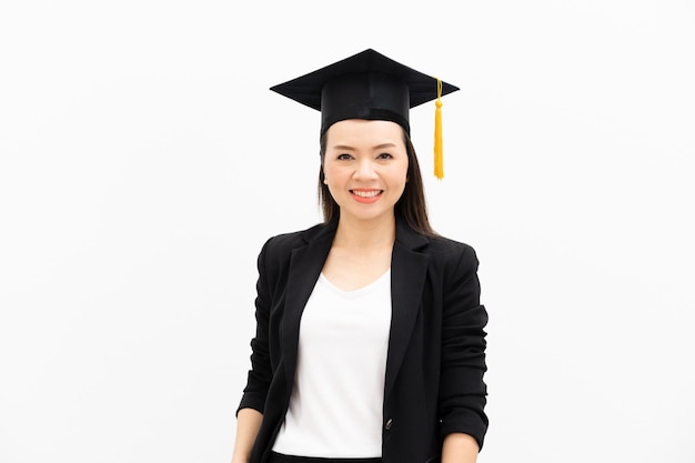 En la universidad están las mujeres graduadas de doctorado con gorras de graduación negras con borlas amarillas.