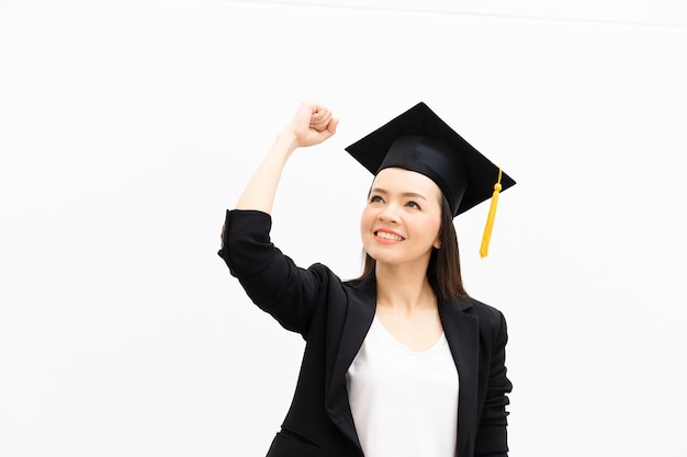En la universidad están las mujeres graduadas de doctorado con gorras de graduación negras con borlas amarillas.
