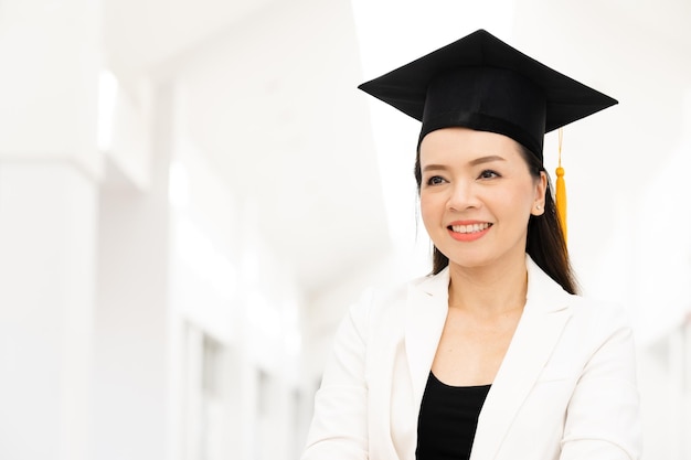 En la universidad están las mujeres graduadas de doctorado con gorras de graduación negras con borlas amarillas.