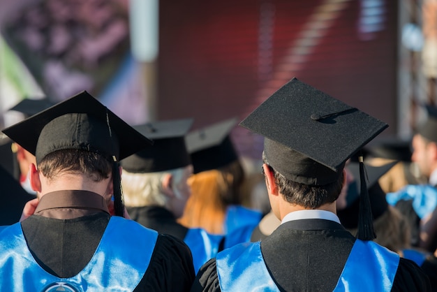 Foto la universidad se gradúa por detrás