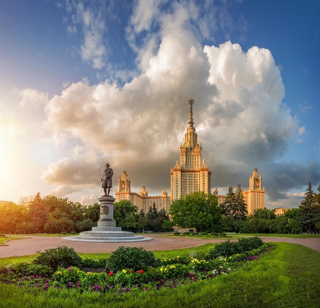 Universidad de Moscú y el monumento a Lomonosov frente a él