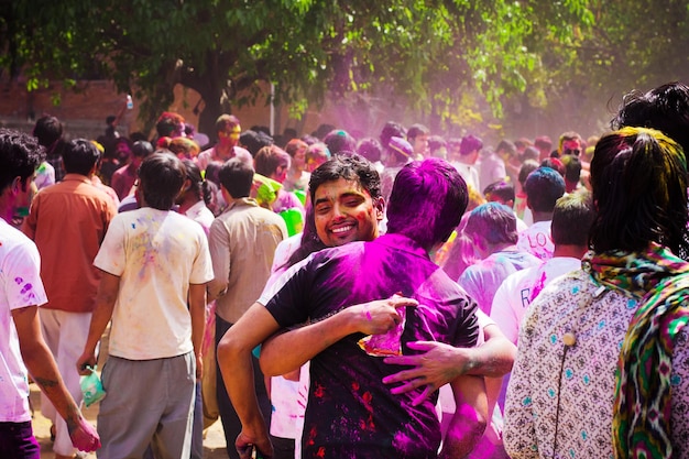 Foto la universidad nehru celebra el festival holi en delhi india holi es un festival de primavera celebrado