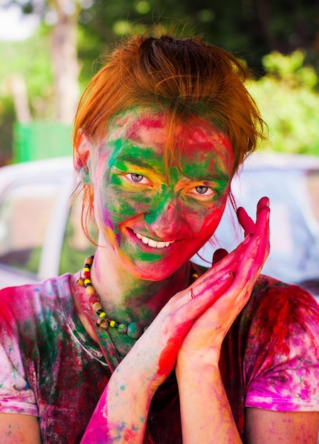 Foto la universidad nehru celebra el festival holi en delhi india holi es un festival de primavera celebrado